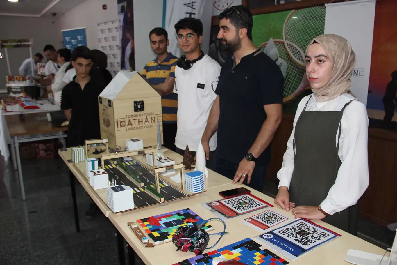 Batman'da düzenlenen "Robotik ve Teknoloji Fuarına" yoğun ilgi Batman'da düzenlenen "Robotik ve Teknoloji Fuarına" yoğun ilgi