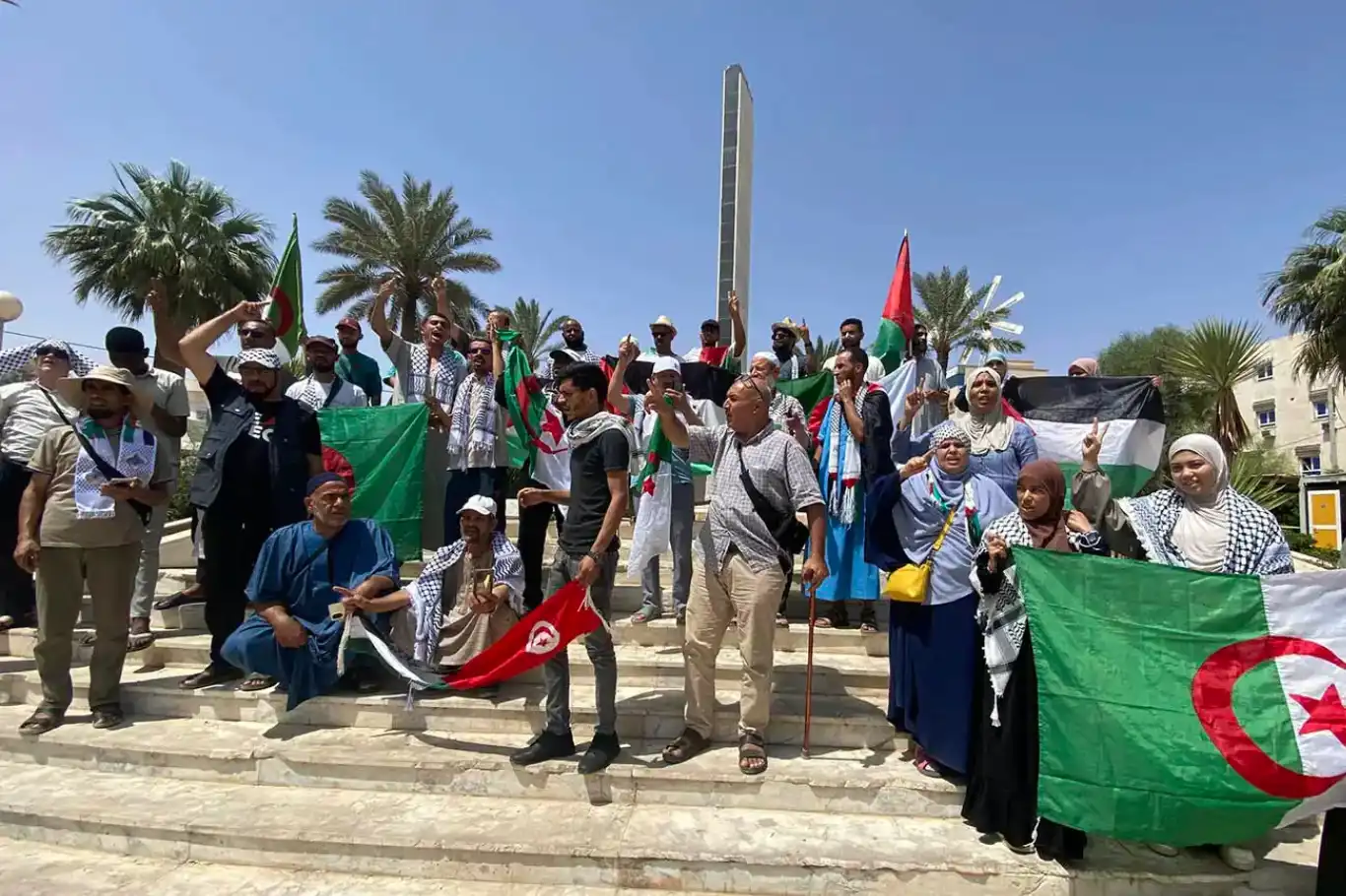 قافلة الصمود تواصل تقدمها نحو معبر رفح دعمًا لغزة قافلة الصمود تواصل تقدمها نحو معبر رفح دعمًا لغزة