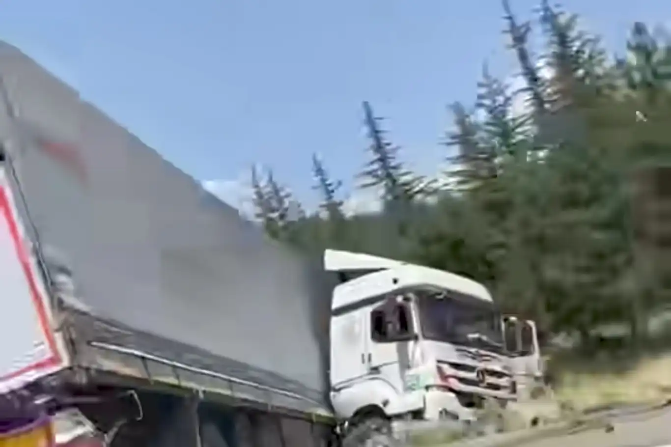 Adana-Pozantı Otoyolu'nda tır şarampole yuvarlandı Adana-Pozantı Otoyolu'nda tır şarampole yuvarlandı