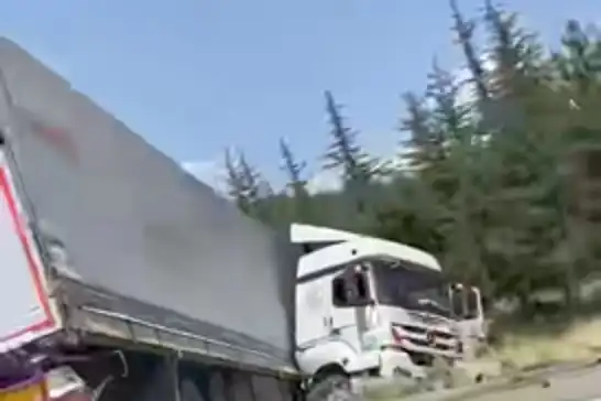 Adana-Pozantı Otoyolu'nda tır şarampole yuvarlandı