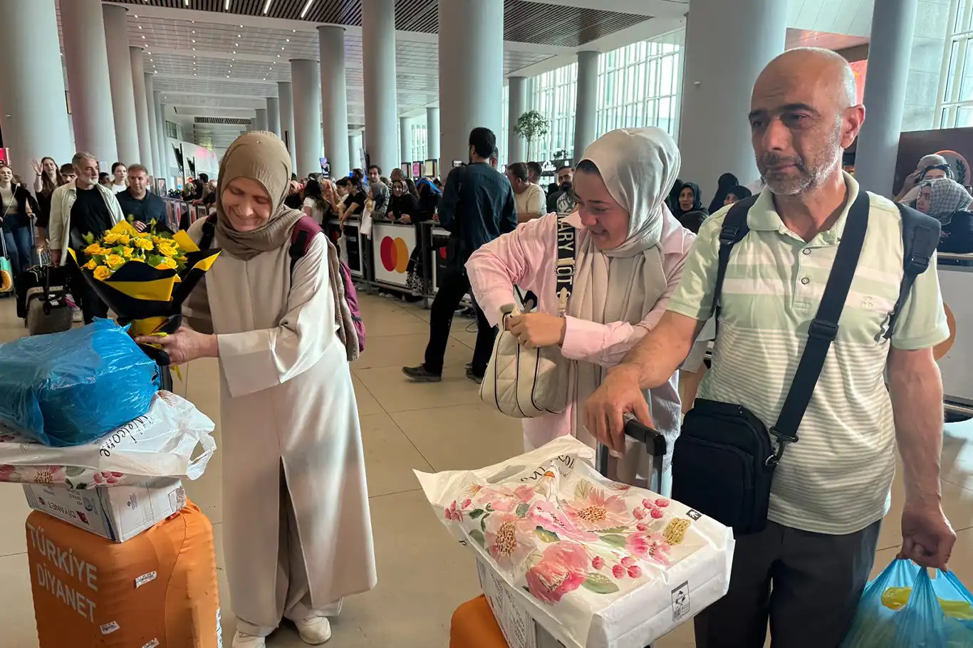 İlk hac kafilesi İstanbul'da sevinçle karşılandı İlk hac kafilesi İstanbul'da sevinçle karşılandı
