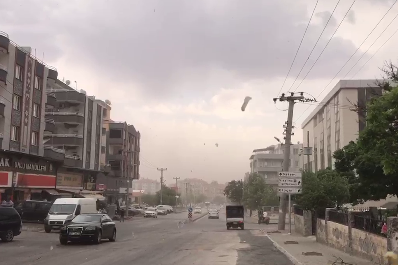 Gaziantep'te şiddetli rüzgar ve toz bulutu etkili oldu