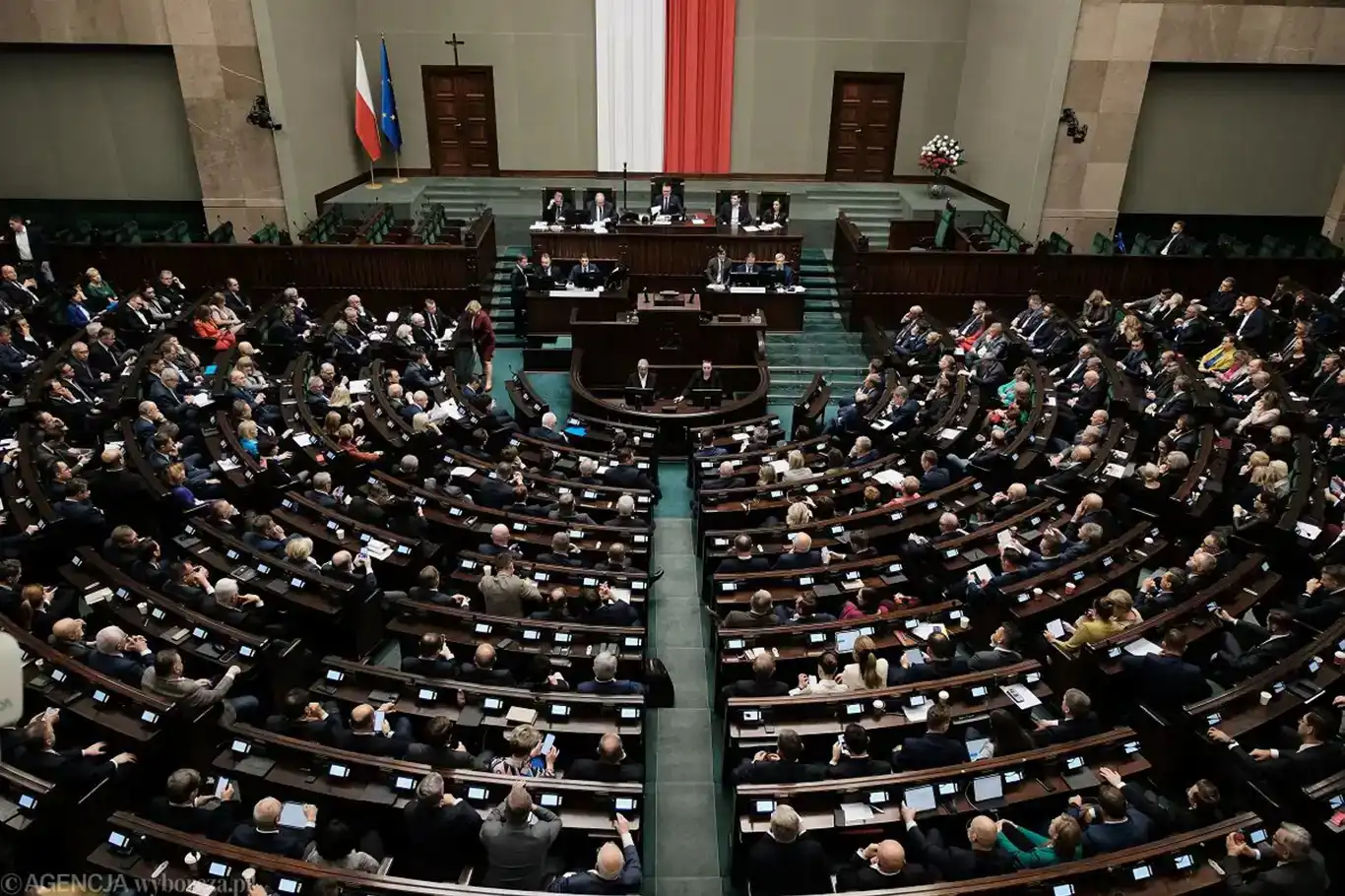 Polonya hükümeti güven oylamasını kazandı Polonya hükümeti güven oylamasını kazandı