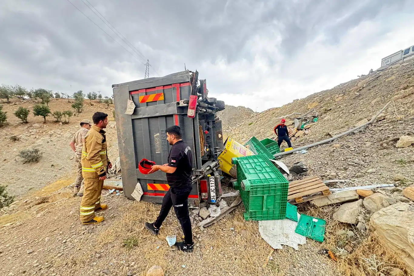 Şırnak'ta tır şarampole devrildi: Şoför ağır yaralandı Şırnak'ta tır şarampole devrildi: Şoför ağır yaralandı