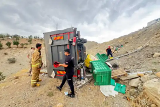 Şırnak'ta tır şarampole devrildi: Şoför ağır yaralandı
