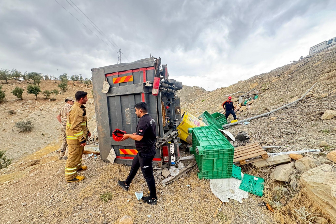 Şırnak'ta tır şarampole devrildi: Şoför ağır yaralandı Şırnak'ta tır şarampole devrildi: Şoför ağır yaralandı