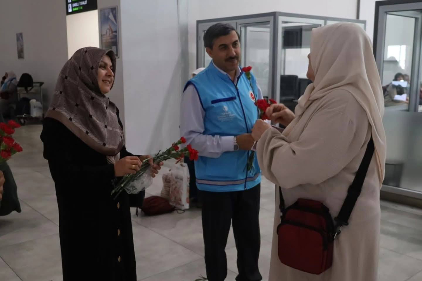 Gaziantep'te ilk hacı kafilesi güllerle karşılandı Gaziantep'te ilk hacı kafilesi güllerle karşılandı