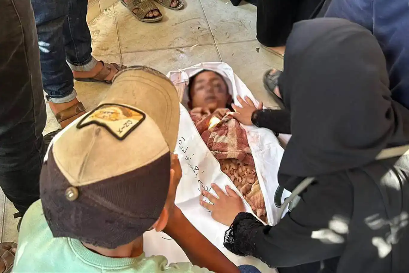 Rejima qatil dîsa noqteya alîkarîyê kir gola xwînê: 13 şehîd, ji 200î zêdetir birîndar Rejima qatil dîsa noqteya alîkarîyê kir gola xwînê: 13 şehîd, ji 200î zêdetir birîndar