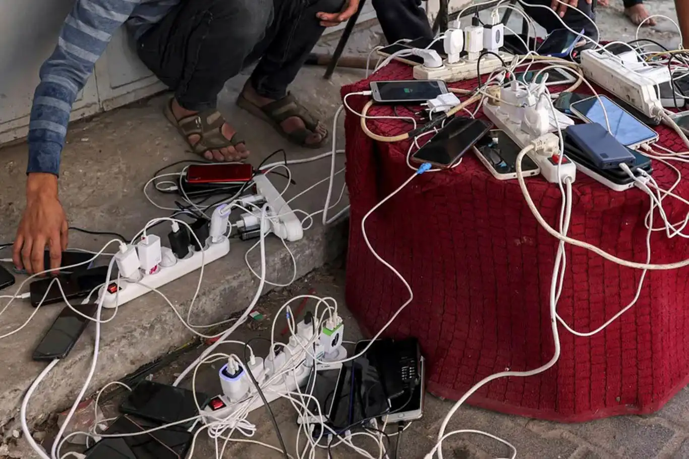Gazze'de internet ve sabit hat hizmetleri tamamen kesildi Gazze'de internet ve sabit hat hizmetleri tamamen kesildi