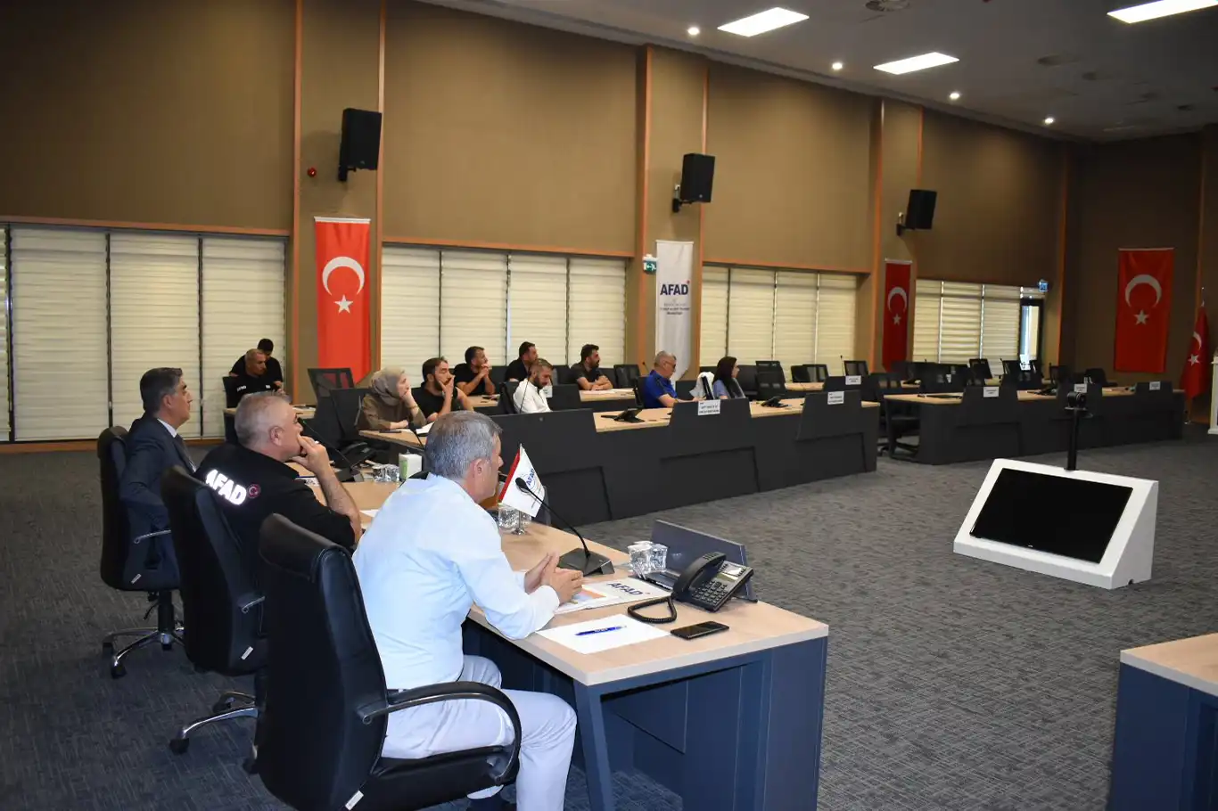Bingöl'de afetzedeler için kurumlar arası iş birliği toplantısı gerçekleştirildi Bingöl'de afetzedeler için kurumlar arası iş birliği toplantısı gerçekleştirildi