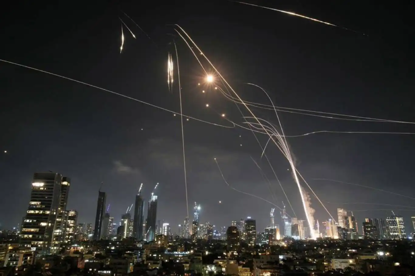Tel Aviv ve çevresine beşinci füze dalgası: Siyonist rejim sarsıldı Tel Aviv ve çevresine beşinci füze dalgası: Siyonist rejim sarsıldı