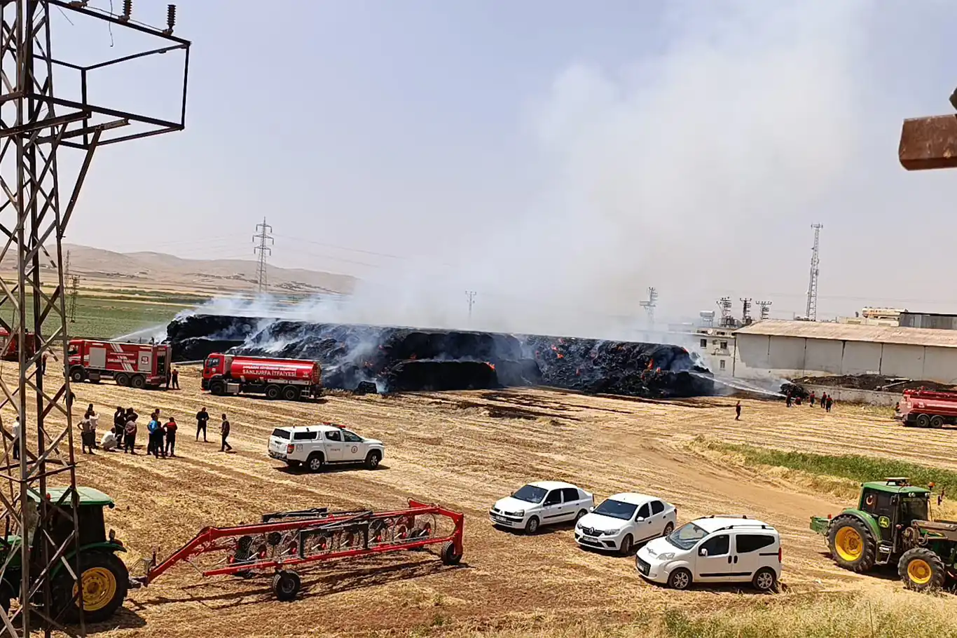 Şanlıurfa'daki samanlık yangını kontrol altına alındı Şanlıurfa'daki samanlık yangını kontrol altına alındı