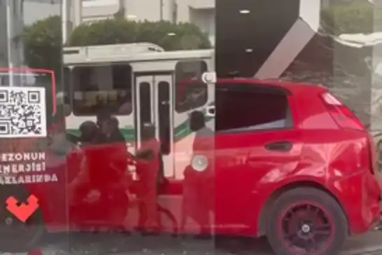 Adana'da kontrolden çıkan otomobil iş yerine daldı