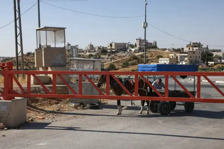 الاحتلال يواصل إغلاق الضفة لليوم الثاني ويصيب فلسطينييْن خلال اقتحامات في قباطية وطولكرم الاحتلال يواصل إغلاق الضفة لليوم الثاني ويصيب فلسطينييْن خلال اقتحامات في قباطية وطولكرم
