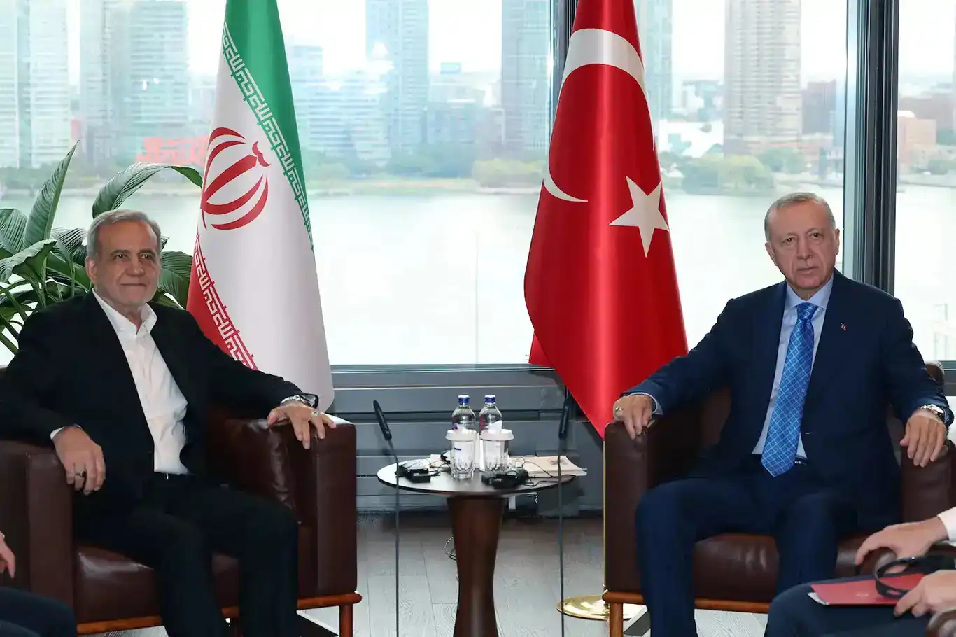 أردوغان يعزّي الرئيس الإيراني ويدين بشدة عدوان الكيان الصهيوني على إيران أردوغان يعزّي الرئيس الإيراني ويدين بشدة عدوان الكيان الصهيوني على إيران