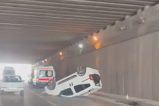 Adana’da alt geçitte kaza: Araç takla attı