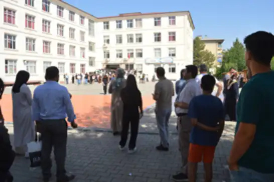 LGS heyecanı sınav salonlarında, dualar okul bahçelerinde yaşandı