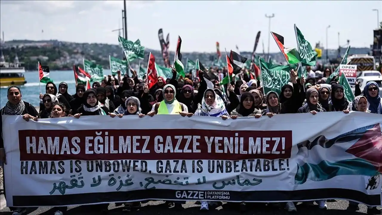 مسيرة "القدس العالمية" في إسطنبول تطالب بفتح معبر رفح وإنهاء الحصار عن غزة مسيرة "القدس العالمية" في إسطنبول تطالب بفتح معبر رفح وإنهاء الحصار عن غزة