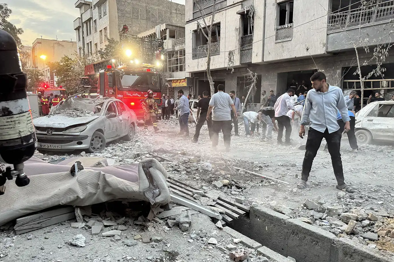 Tahran’da 5 araç aynı anda patladı: 14 nükleer bilimcinin öldüğü iddia ediliyor Tahran’da 5 araç aynı anda patladı: 14 nükleer bilimcinin öldüğü iddia ediliyor