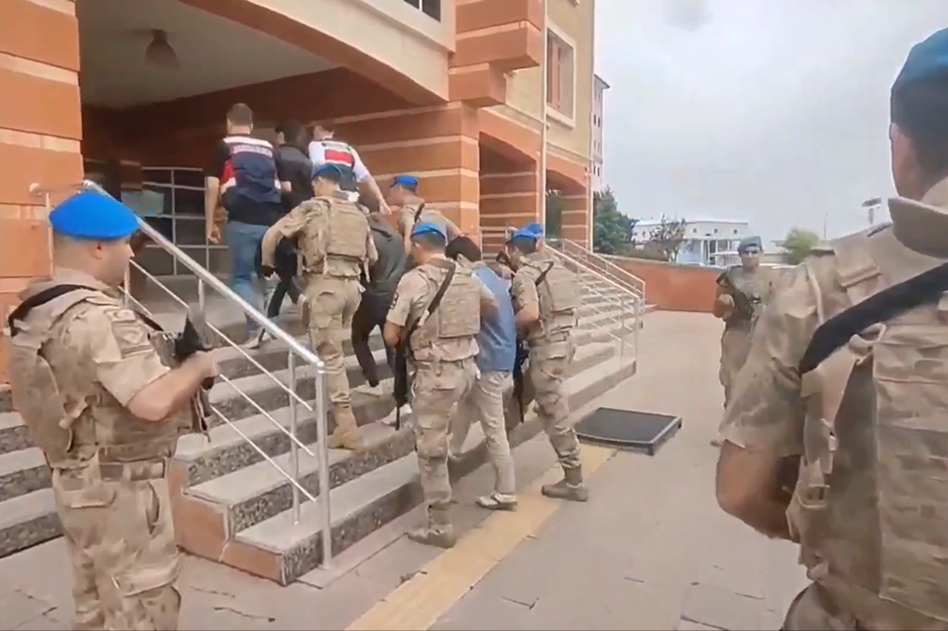 18 İlde DAİŞ operasyonu: 39 şüpheli gözaltına alındı 18 İlde DAİŞ operasyonu: 39 şüpheli gözaltına alındı