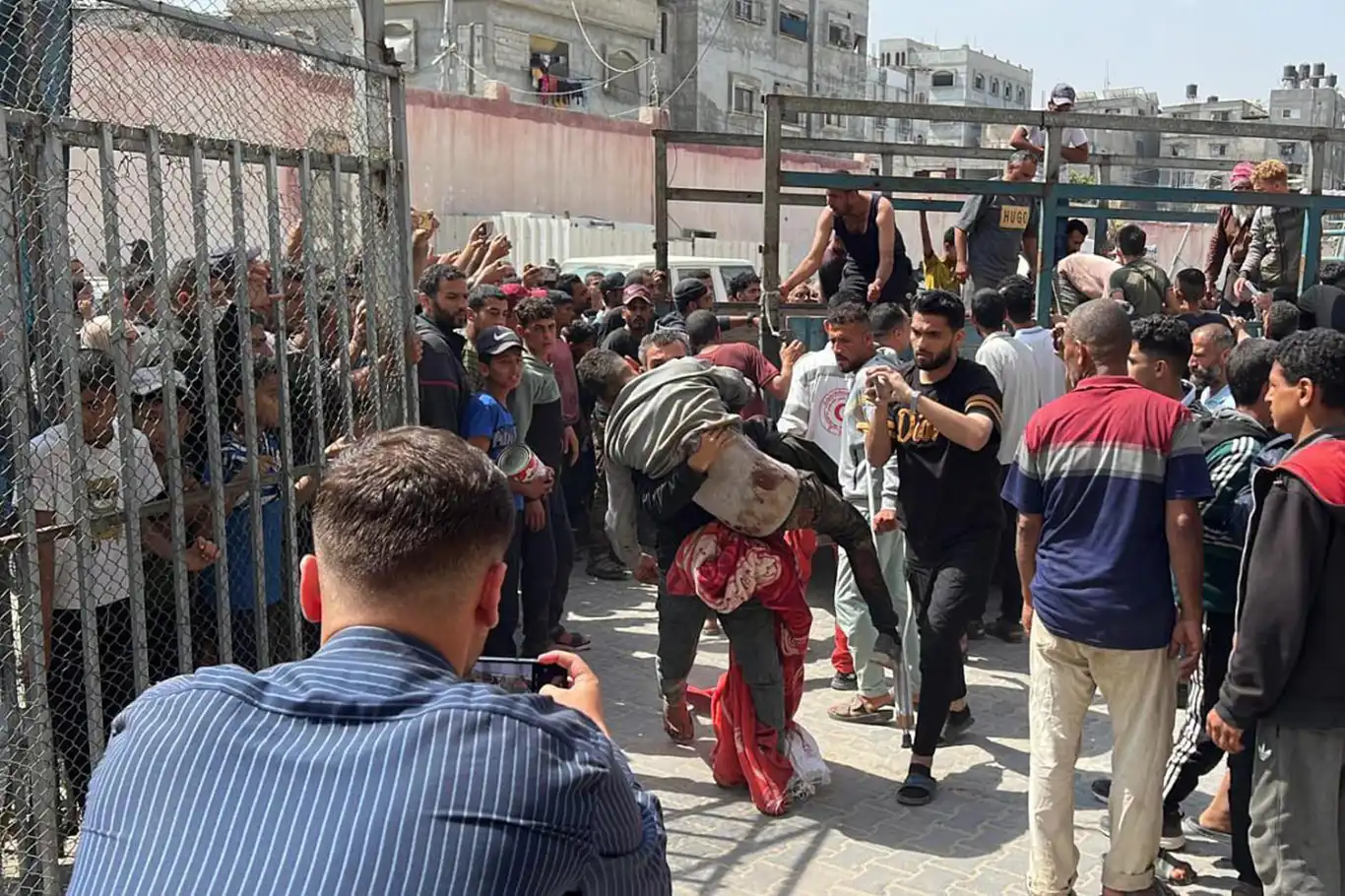Katil rejim, yine yardım bekleyen sivilleri hedef aldı: En az 26 şehit, 200 yaralı Katil rejim, yine yardım bekleyen sivilleri hedef aldı: En az 26 şehit, 200 yaralı