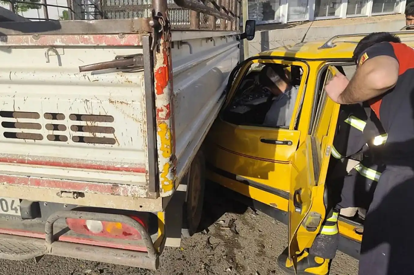 Otomobil transitin altına girdi, genç sürücü yaralandı Otomobil transitin altına girdi, genç sürücü yaralandı