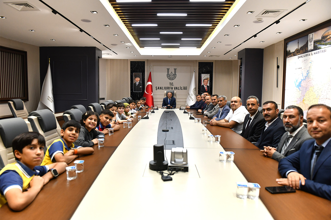 Şanlıurfa Valisi Şıldak, tam puan alan öğrencileri kabul etti Şanlıurfa Valisi Şıldak, tam puan alan öğrencileri kabul etti