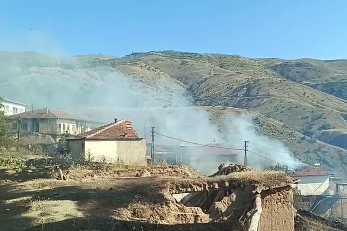 Örtü yangınında 2 ev küle döndü Örtü yangınında 2 ev küle döndü