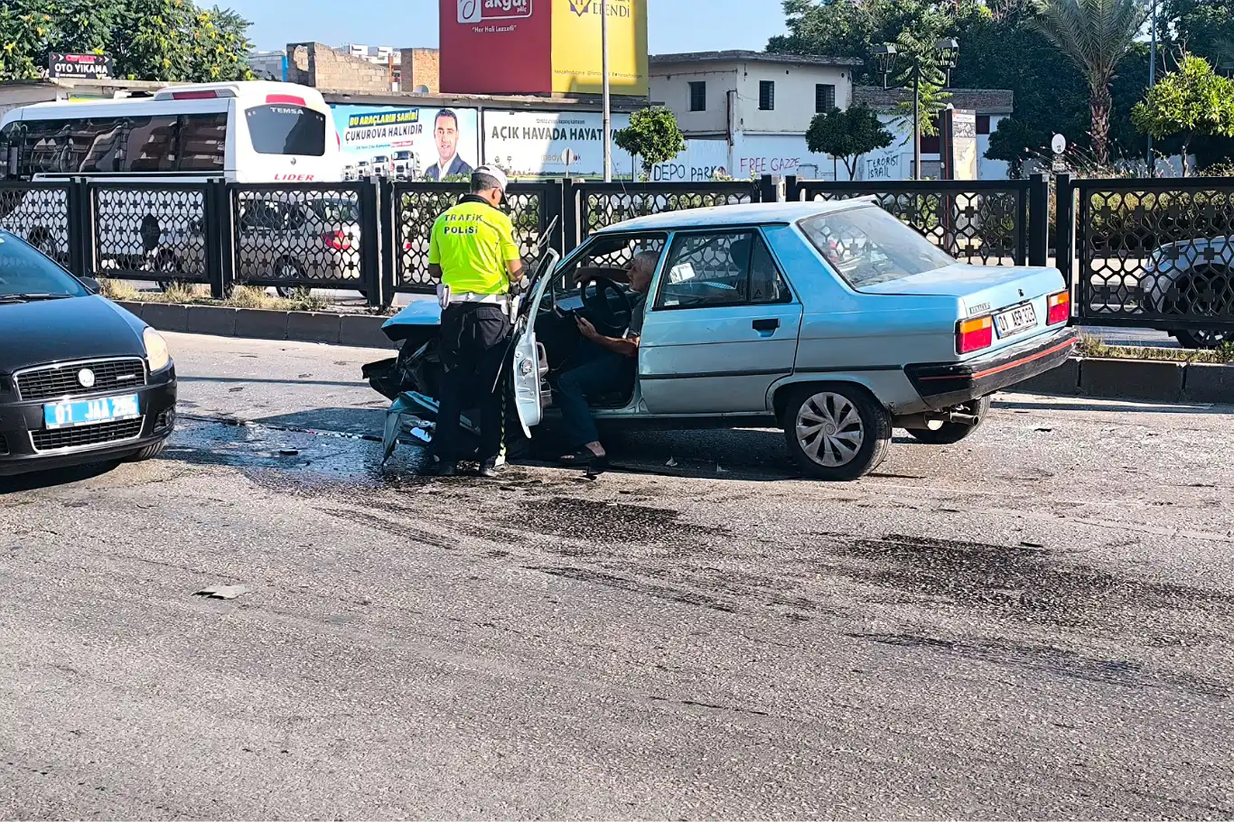 Adana'da kontrolden çıkan araç bariyerlere çarptı Adana'da kontrolden çıkan araç bariyerlere çarptı