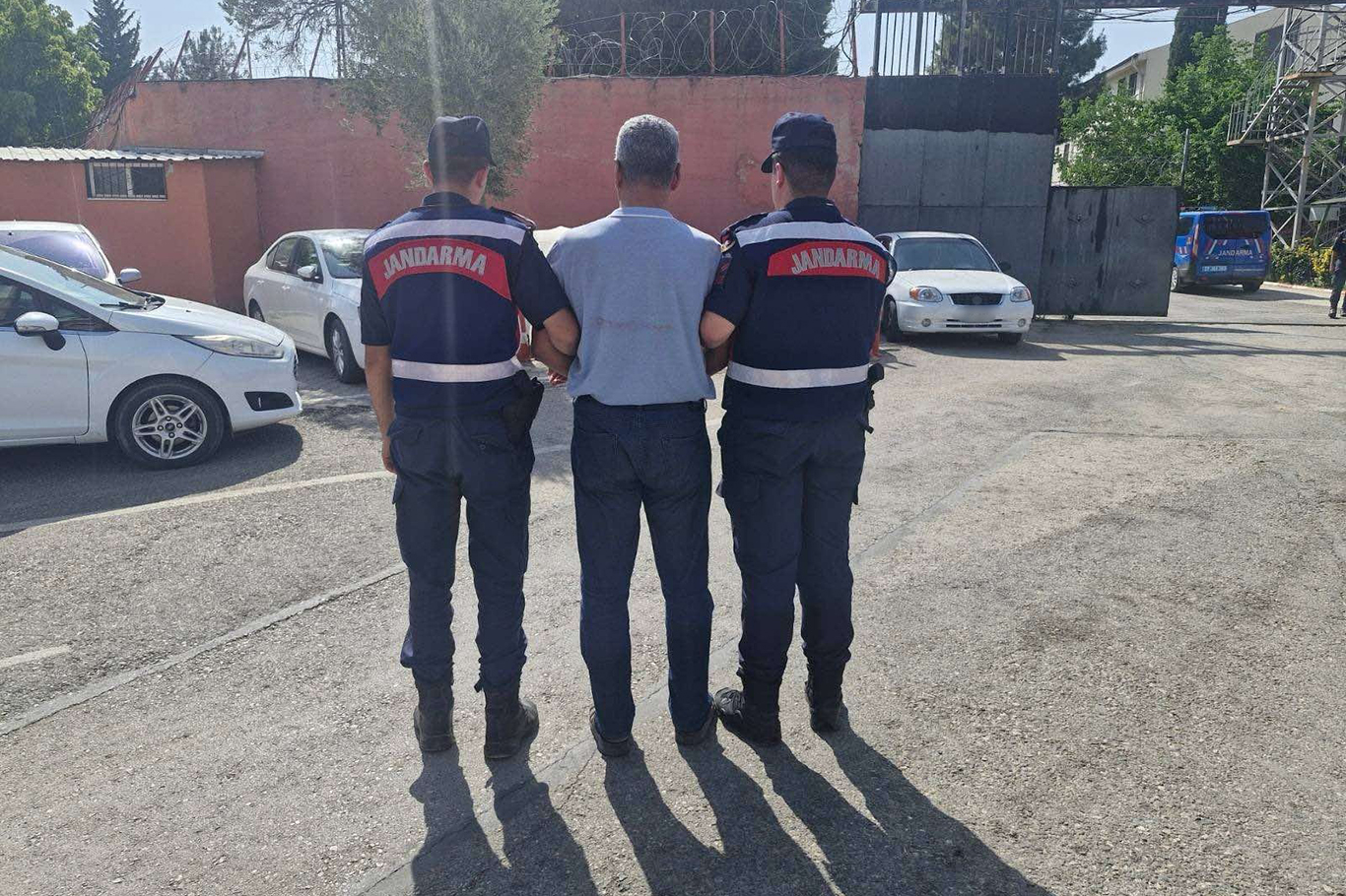 Gaziantep'te silah kaçakçılığı operasyonu: 2 gözaltı Gaziantep'te silah kaçakçılığı operasyonu: 2 gözaltı