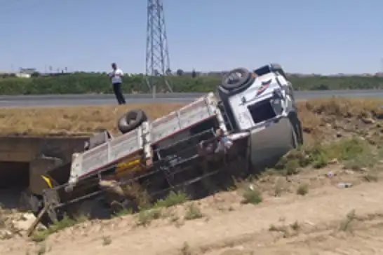 Şanlıurfa'da kamyonet şarampole devrildi: 1 kişi yaralandı