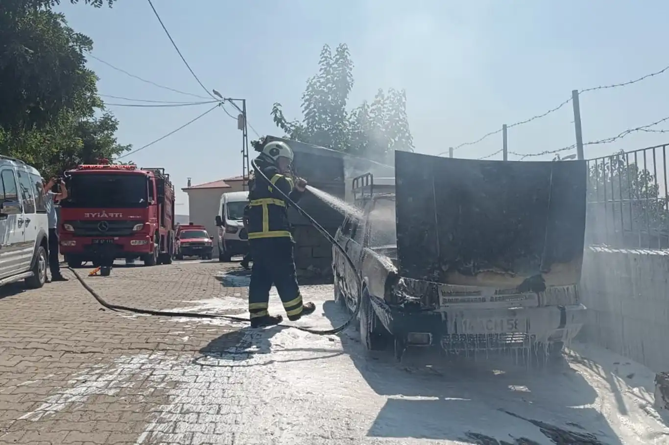 Siirt’te park halindeki otomobil alev alev yandı Siirt’te park halindeki otomobil alev alev yandı