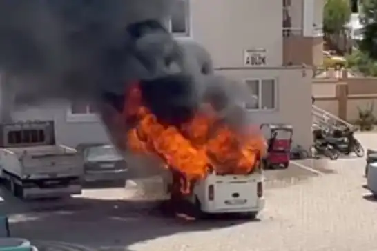 Adana'da park halindeki minibüs yandı
