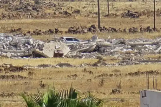 İşgalci siyonit rejim Suriye'nin Kuneytire şehrinde evleri yıkıyor
