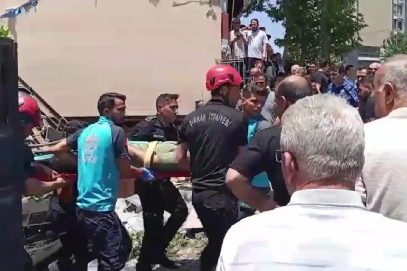 Freni patlayan kamyonet araca çarptıktan sonra evin bahçesine girdi: 4 yaralı Freni patlayan kamyonet araca çarptıktan sonra evin bahçesine girdi: 4 yaralı