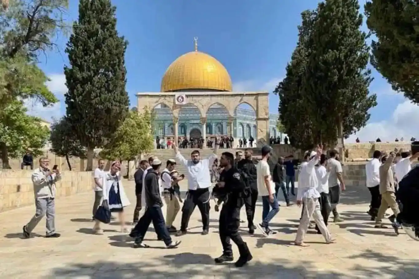 İşgalciler, 7 gündür kapalı olan Mescid-i Aksa'ya Yahudileştirme çabaları kapsamında baskın düzenliyor İşgalciler, 7 gündür kapalı olan Mescid-i Aksa'ya Yahudileştirme çabaları kapsamında baskın düzenliyor