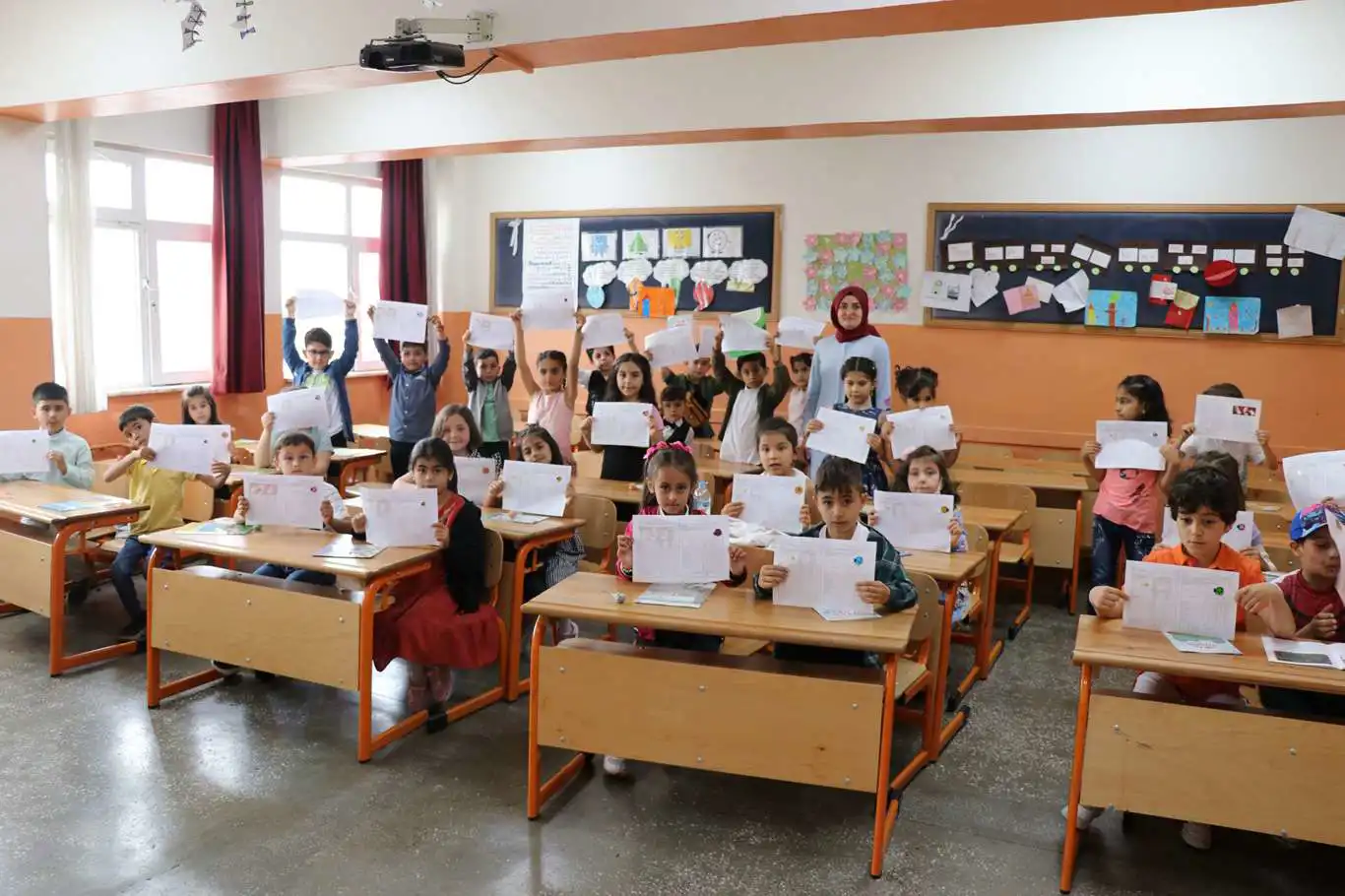 Yaklaşık 20 milyon öğrenci karnesini alarak tatile çıkıyor Yaklaşık 20 milyon öğrenci karnesini alarak tatile çıkıyor