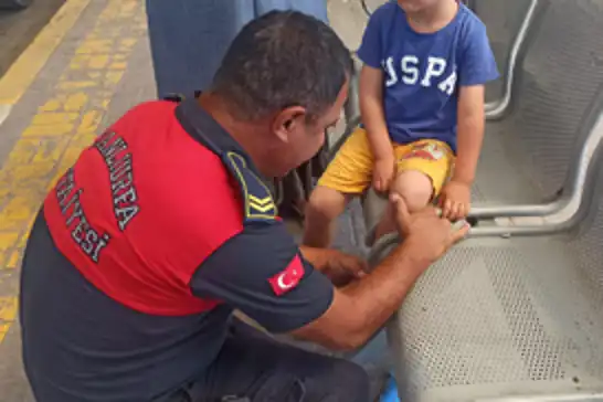 Şanlıurfa'da 5 yaşındaki çocuğun ayağı oturağa sıkıştı