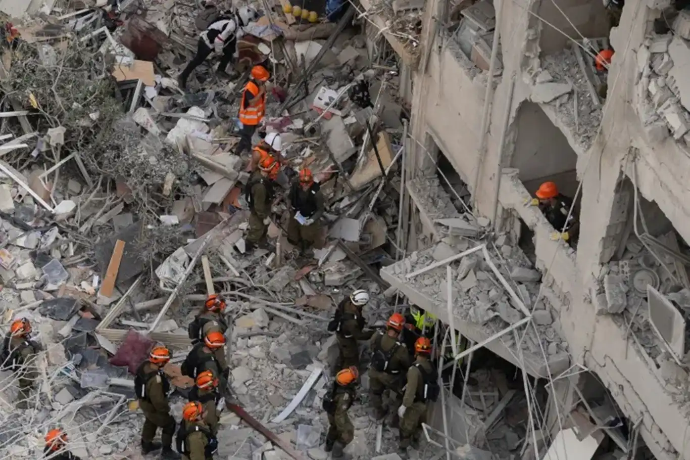 İran füzesi, Tel Aviv'de eski bir işgalci bakanın evine isabet etti İran füzesi, Tel Aviv'de eski bir işgalci bakanın evine isabet etti