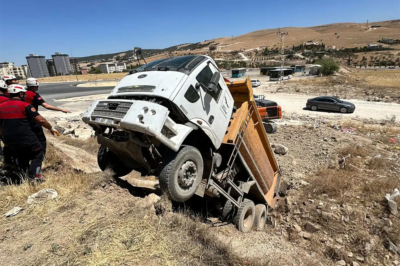Şanlıurfa'da hafriyat kamyonu şarampole yuvarlandı