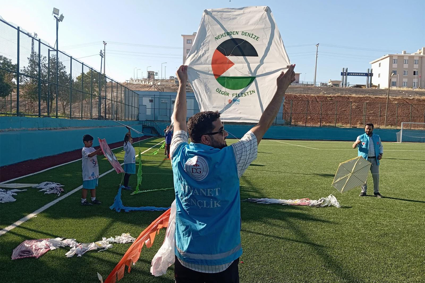 Şanlıurfa'da Filistin bayraklı uçurtmalar gökyüzünü süsledi Şanlıurfa'da Filistin bayraklı uçurtmalar gökyüzünü süsledi