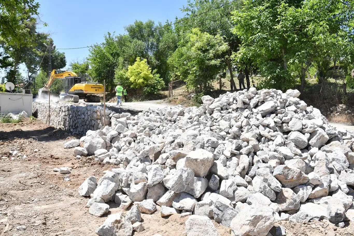 Malatya'da yol güvenliği için taş duvar çalışması yapıyor Malatya'da yol güvenliği için taş duvar çalışması yapıyor