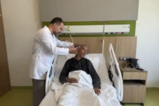 Türkiye'de ilk defa uyanık bir hastaya koklear implant ameliyatı yapıldı