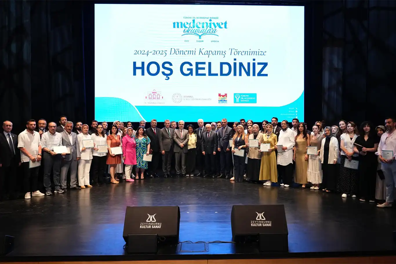 "Medeniyet Okumaları Projesi" kapsamında İstanbul'da 135 bin kitap okutuldu "Medeniyet Okumaları Projesi" kapsamında İstanbul'da 135 bin kitap okutuldu