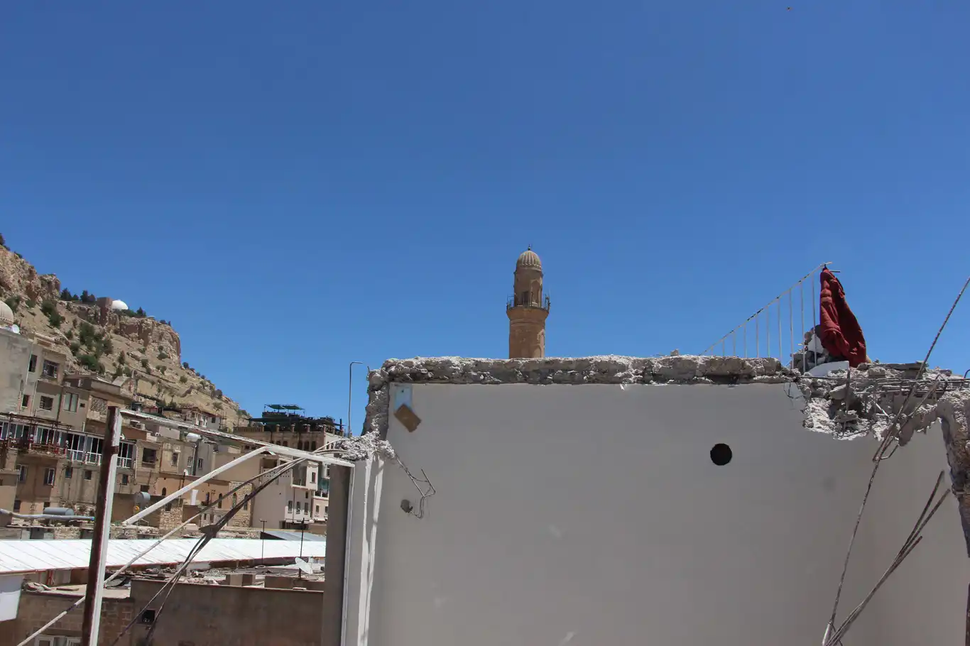 Mardin’de tarihi silueti bozan yapıların yıkımı devam ediyor Mardin’de tarihi silueti bozan yapıların yıkımı devam ediyor