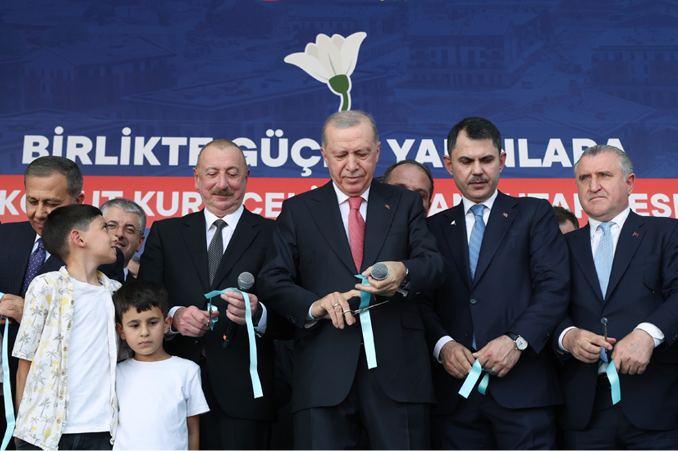 Cumhurbaşkanı Erdoğan: Yıl sonunda tüm şehirlerimizi yeniden ayağa kaldırmayı, hedefliyoruz Cumhurbaşkanı Erdoğan: Yıl sonunda tüm şehirlerimizi yeniden ayağa kaldırmayı, hedefliyoruz