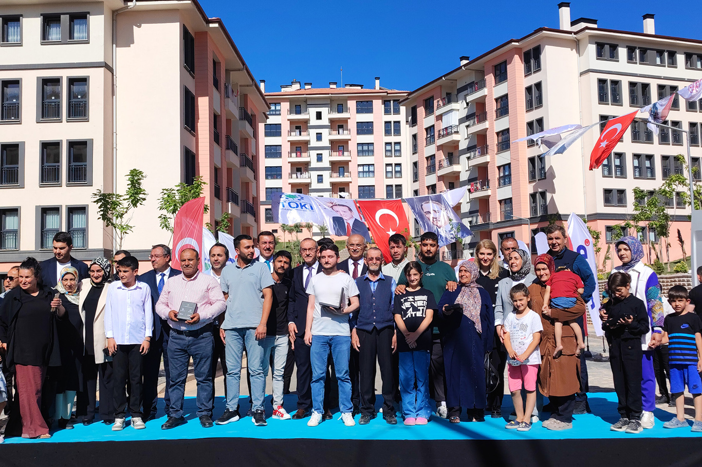 Malatya'da depremzedelerin kura heyecanı Malatya'da depremzedelerin kura heyecanı