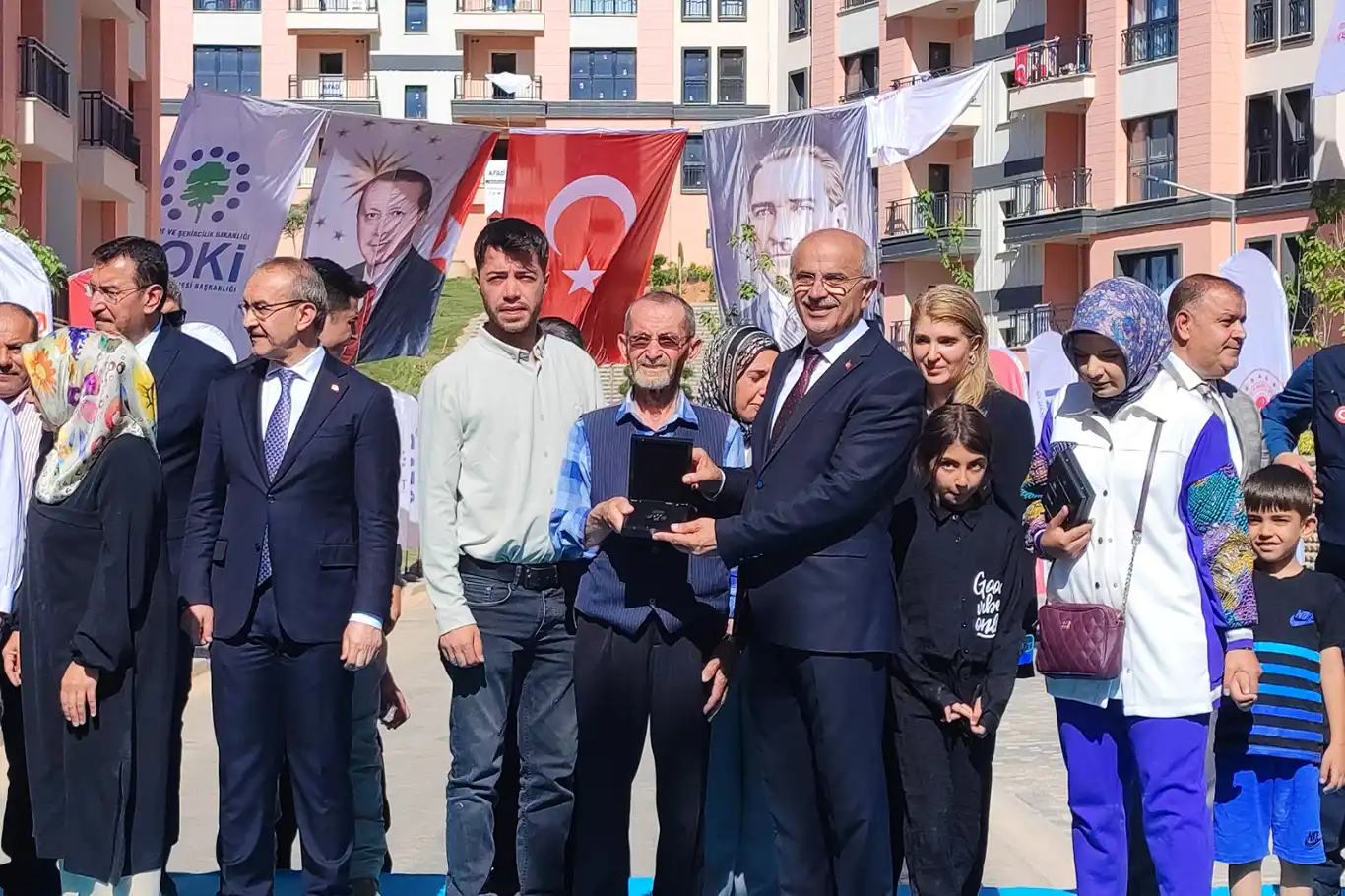 Malatya'da depremzedelerin kura heyecanı Malatya'da depremzedelerin kura heyecanı