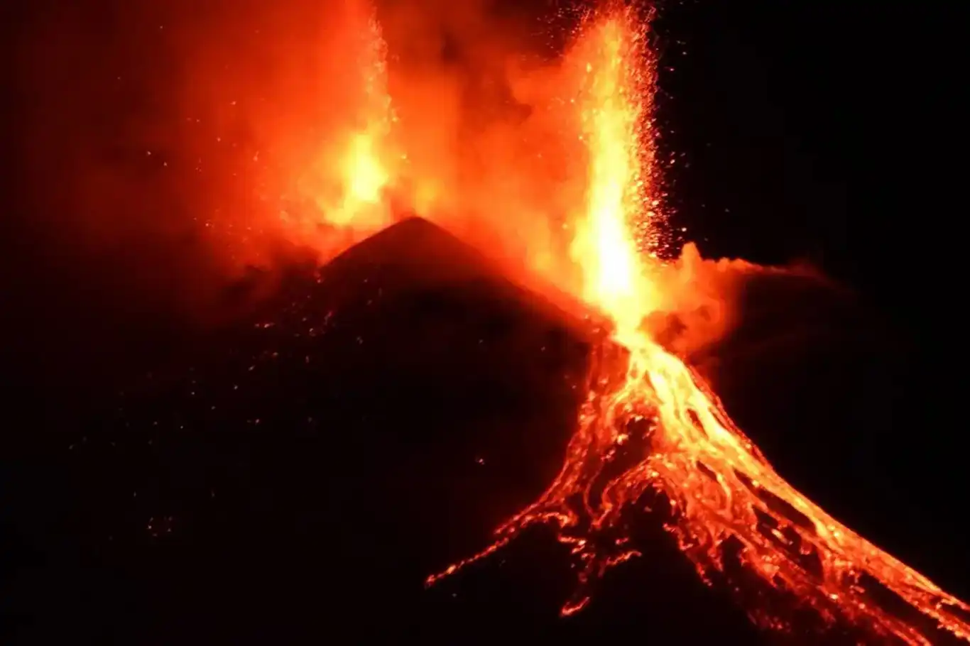 İtalya'da Etna Yanardağı'nda patlama İtalya'da Etna Yanardağı'nda patlama