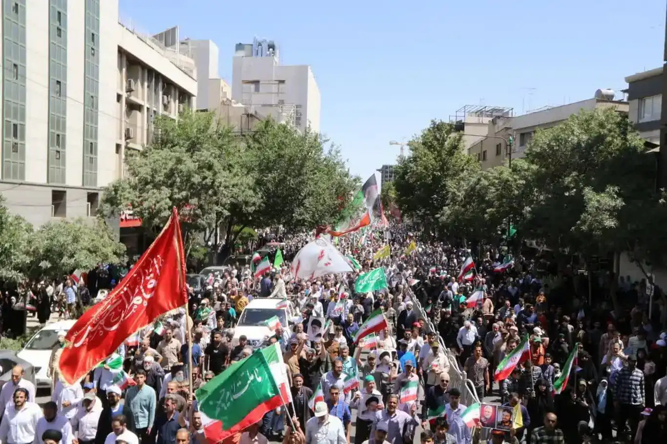 خەڵکی ئێران بۆ خۆپێشاندان لە دژی رژێمی داگیرکەر ڕژانە سەر شەقامەکان خەڵکی ئێران بۆ خۆپێشاندان لە دژی رژێمی داگیرکەر ڕژانە سەر شەقامەکان
